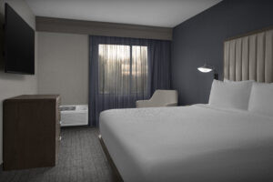 WCOCY_TX_WACO_CY_326_KSTE_ONEBEDKINGSUITE_BEDROOM