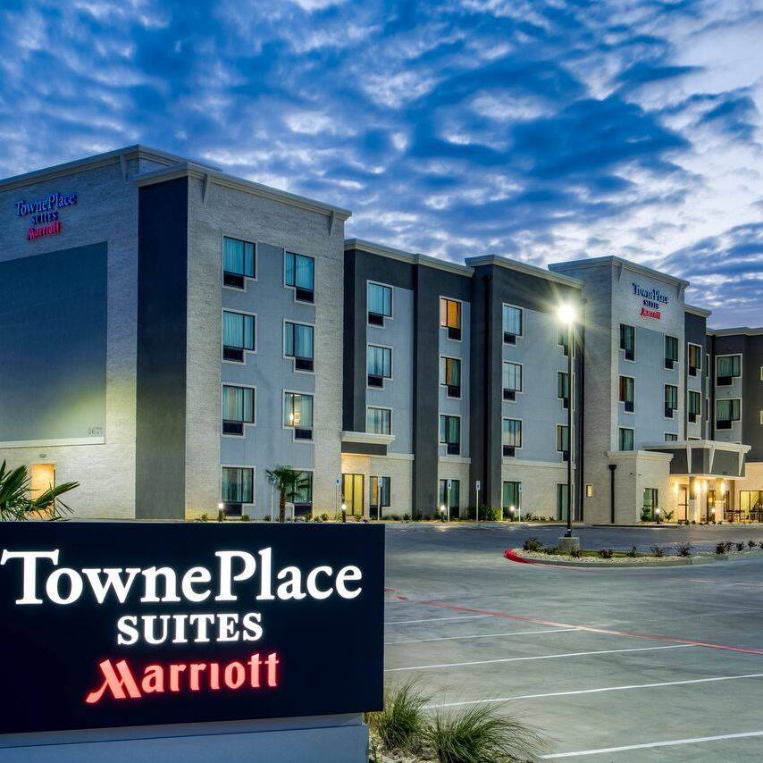 A modern TownePlace Suites by Marriott hotel building at dusk in McLennan County, Texas.